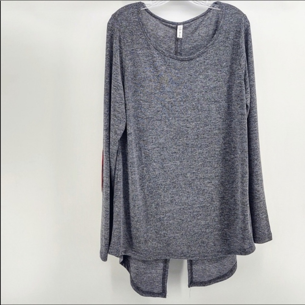 Leo Rossi Top with Patch and Button Back NWOT